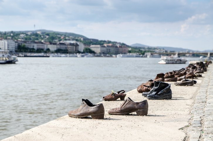 туфли на берегу реки