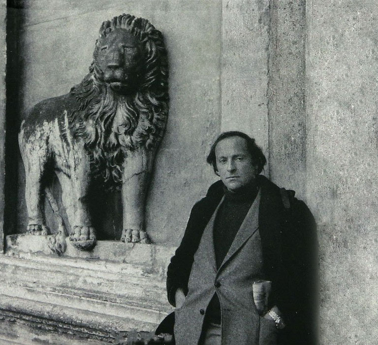 И. Бродский у стены со скульптурой льва