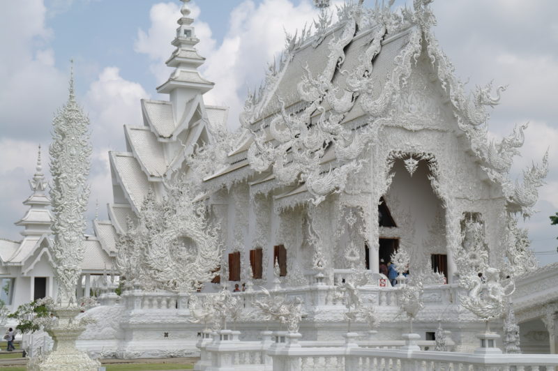 белый храм в азиатском стиле