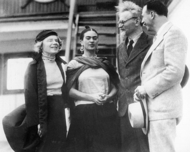 черно-белый снимок двух женщин и двух мужчин