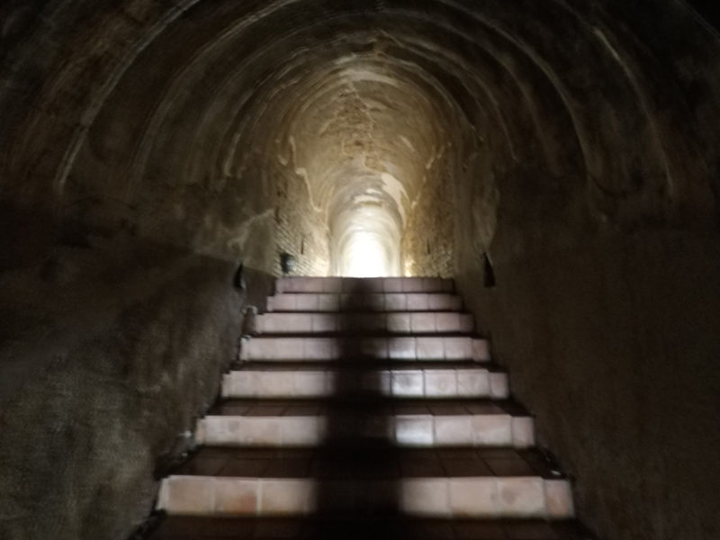 лестница в пещере