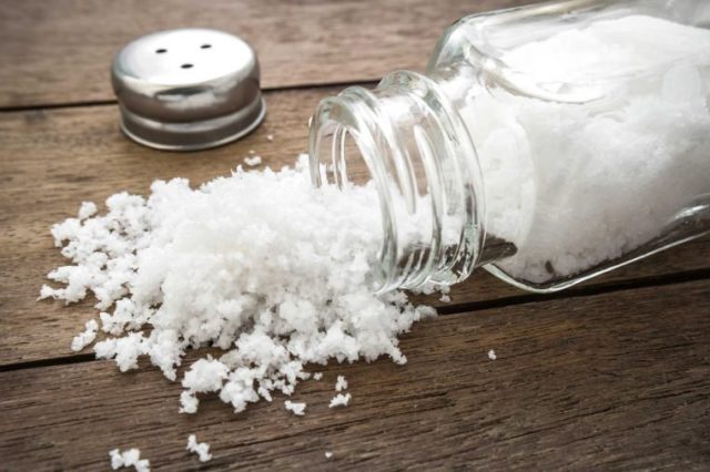 рассыпанная из солонки соль