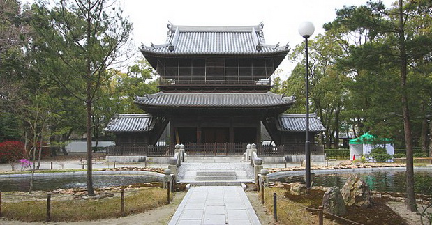 японский храм с озером и парком