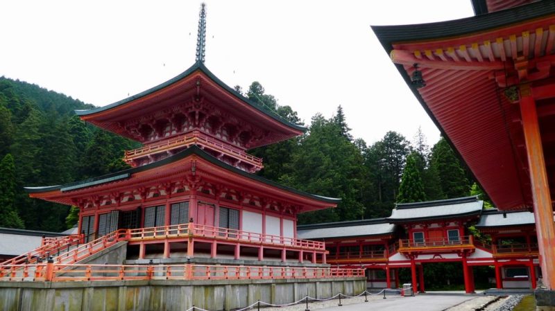 красный японский храм