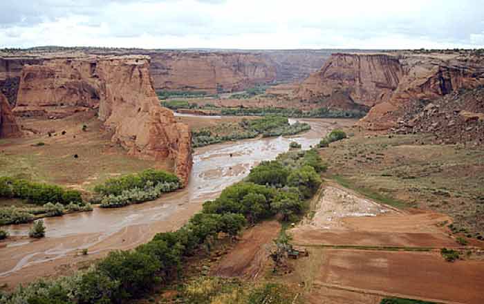 каньон с рекой на дне
