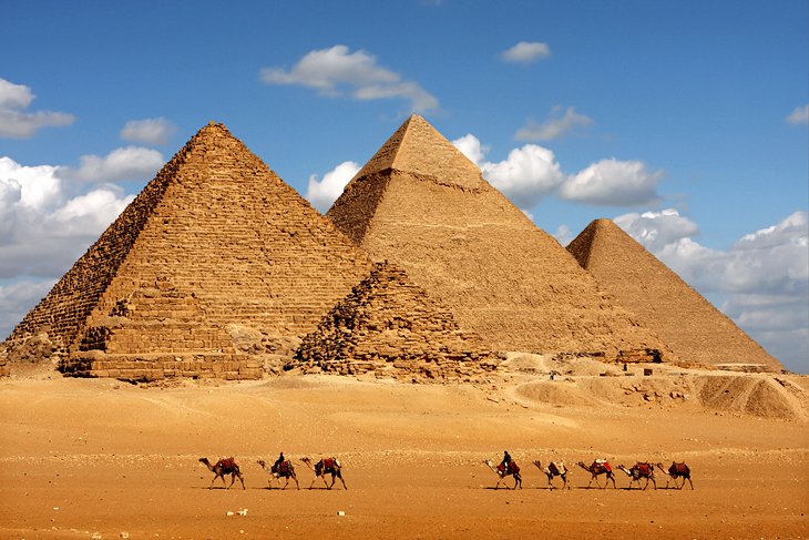 пирамиды и караван верблюдов
