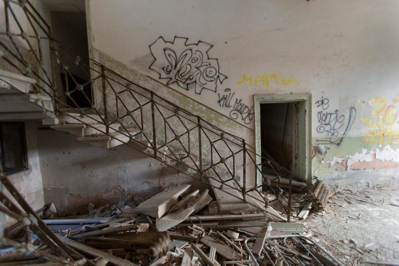 Полуразрушенная лестница в заброшенном госпитале Повельи
