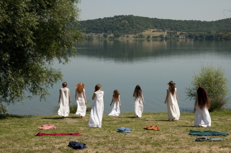 Девушки, собирающиеся купаться в реке (кадр из фильма "Декамерон")