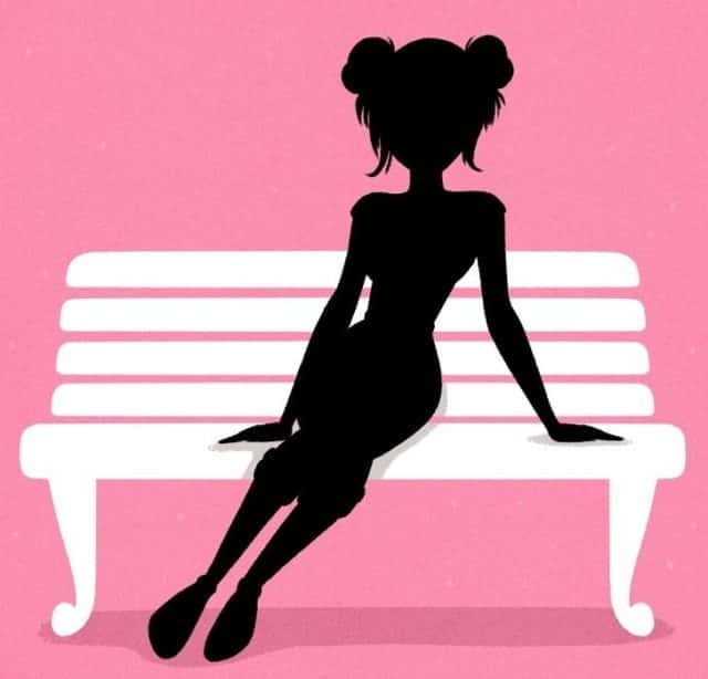Девушка сидит на скамейке