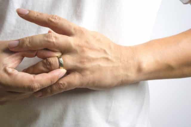 женщина снимает обручальное кольцо
