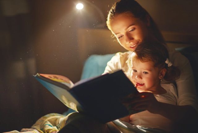 мама читает дочке перед сном