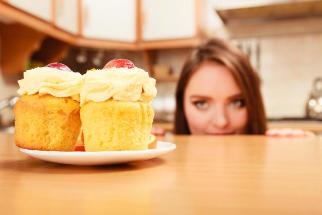 девушка смотрит на пирожные