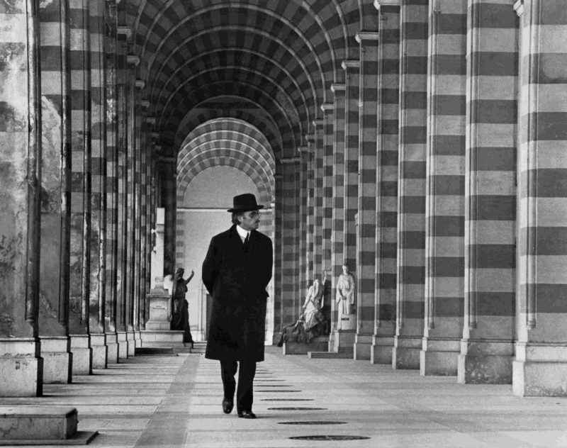 Ашенбах, прогуливающийся венецианской галереей (Висконти, 1971)