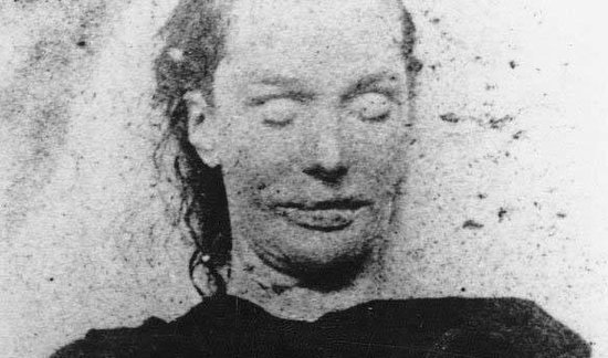старый снимок женщины с закрытыми глазами