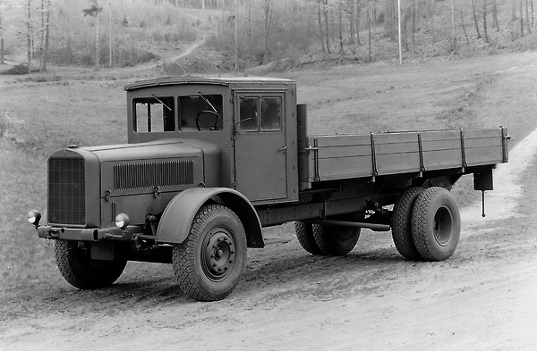 черно-белое фото грузовика