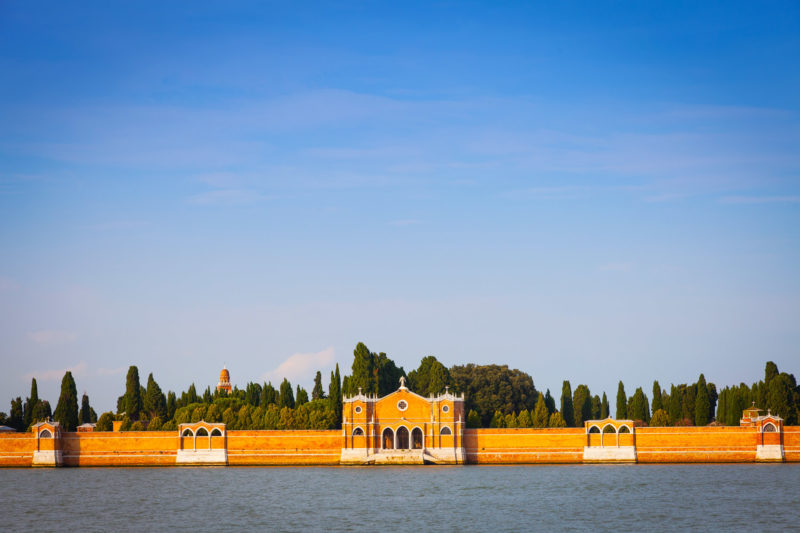 Вид на остров-кладбище в Венеции