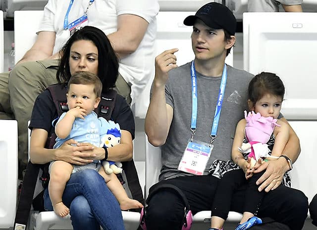Эштон Кутчер и Мила Кунис вместе со своими детьми