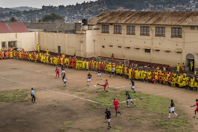 игра в футбол в тюремном дворе