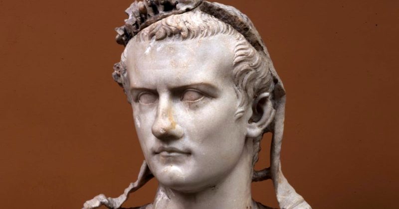 скульптурное изображение Калигулы