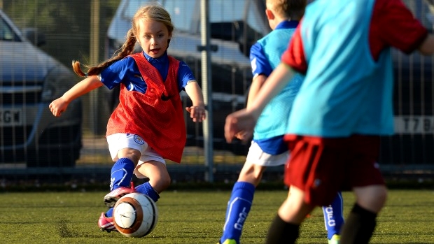 девочка играет в футбол