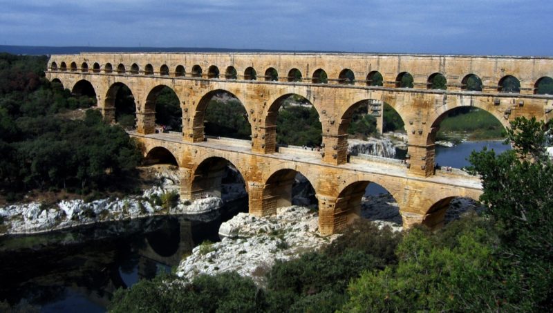 Римский акведук через реку