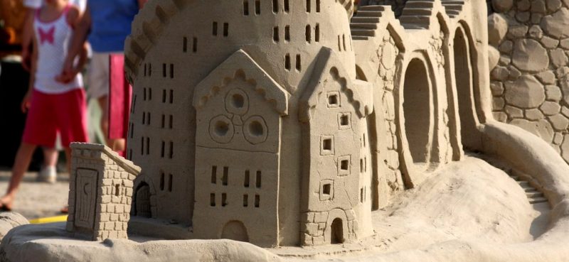 сделанный из песка макет замка с выносным сортиром
