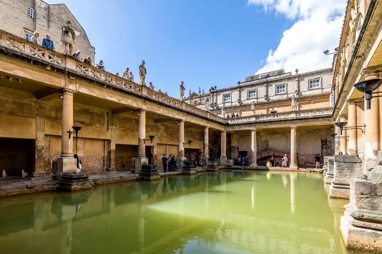 римская древняя баня с бассейном внутри