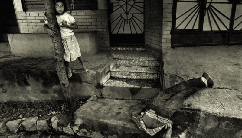 девочка и убитый гондурасцами сальвадорец