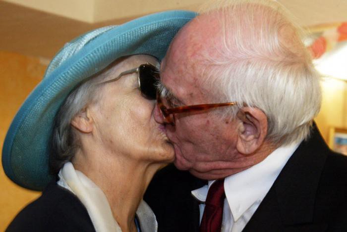 пожилые люди целуются