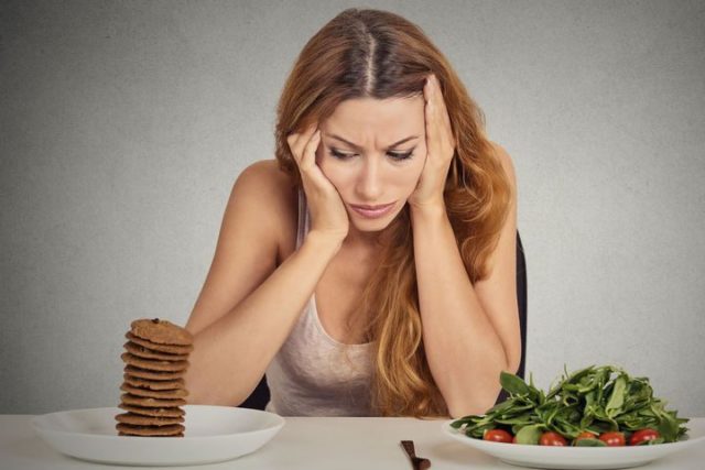 Женщина не хочет есть здоровую пищу