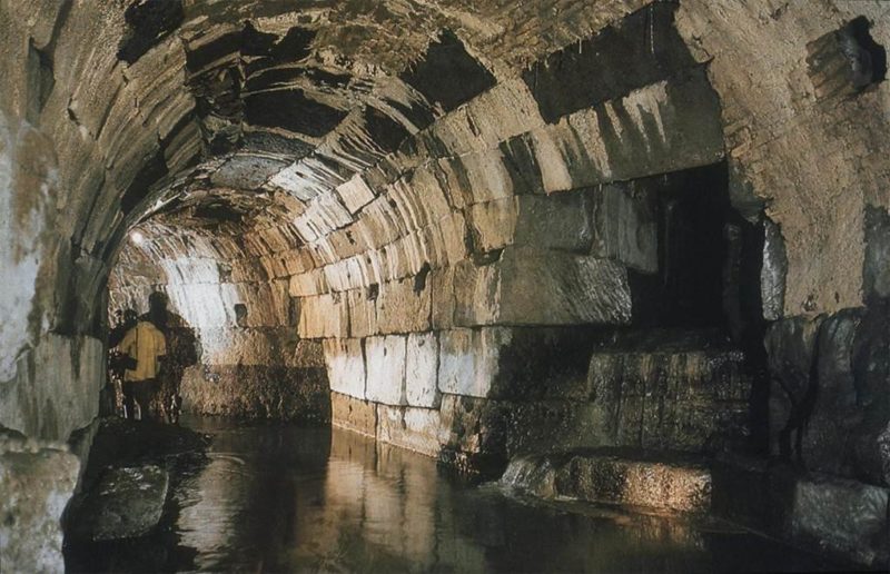 Древняя канализационная система под Римом