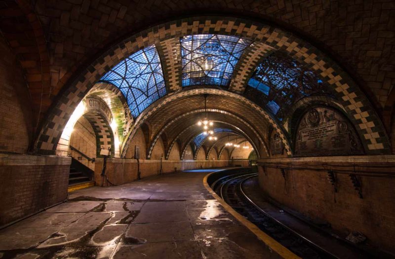 Интерьер заброшенной станции метро в Нью-Йорке