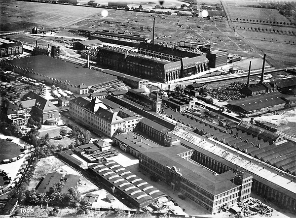 черно-белый снимок завода
