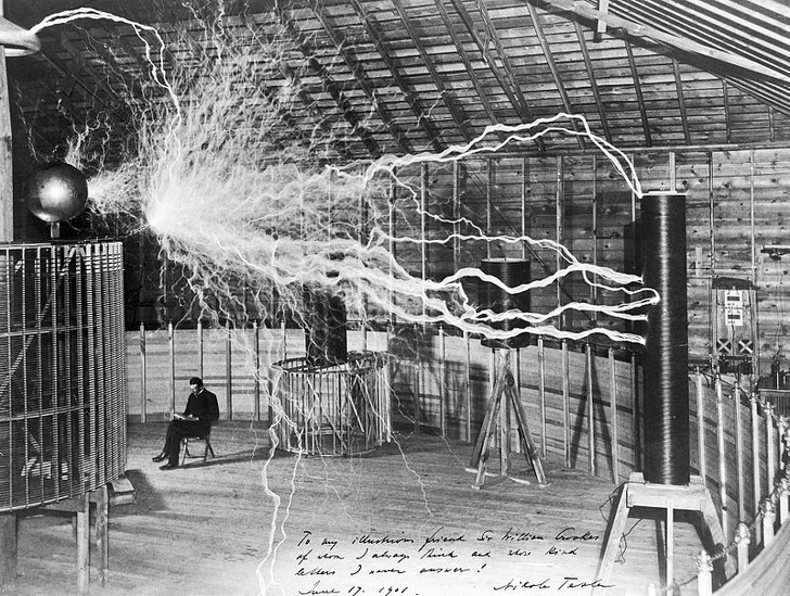 Никола Тесла в лаборатории