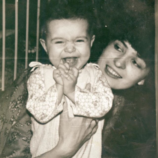 Маленькая Елена Подкаминская на руках у мамы
