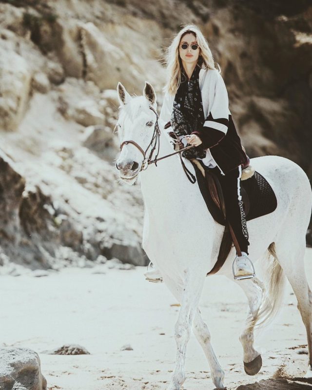 Светлана Лобода на лошади