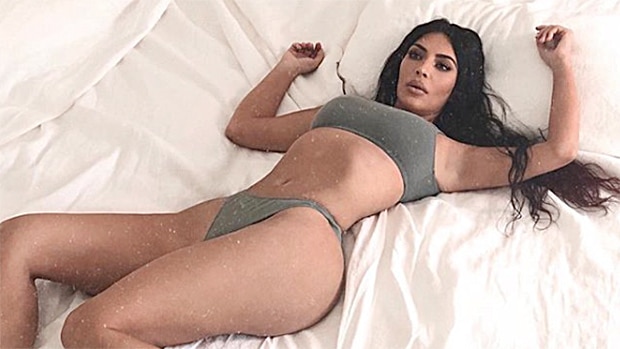 Ким Кардашян лежит на кровате