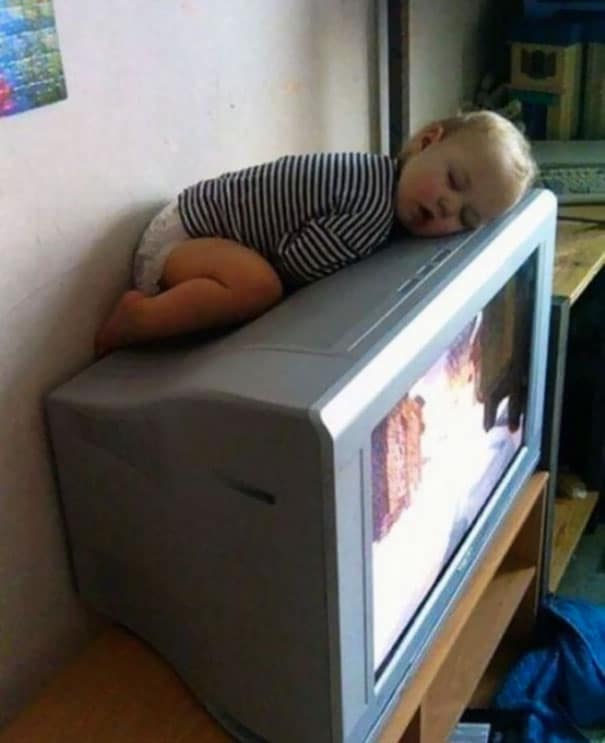 Малыш спит на телевизоре