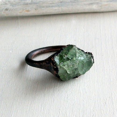 темное кольцо инкрустированное зеленым камнем