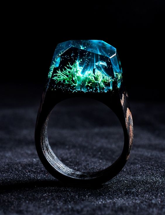 кольцо со светящимся камнем