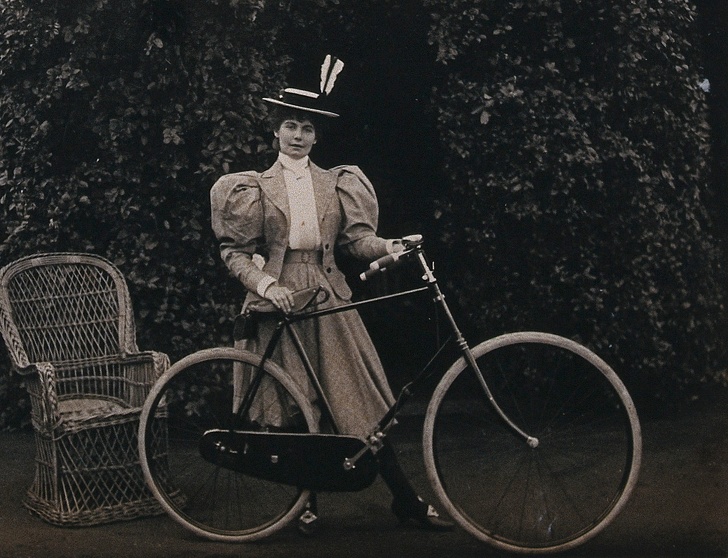 Девушка с велосипелом