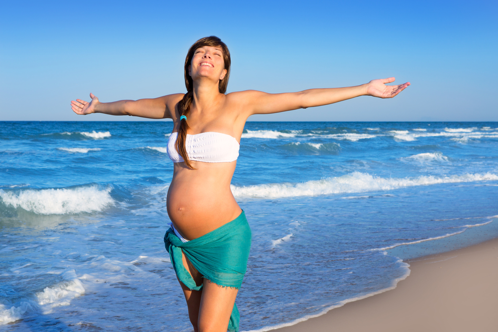беременная девушка на море