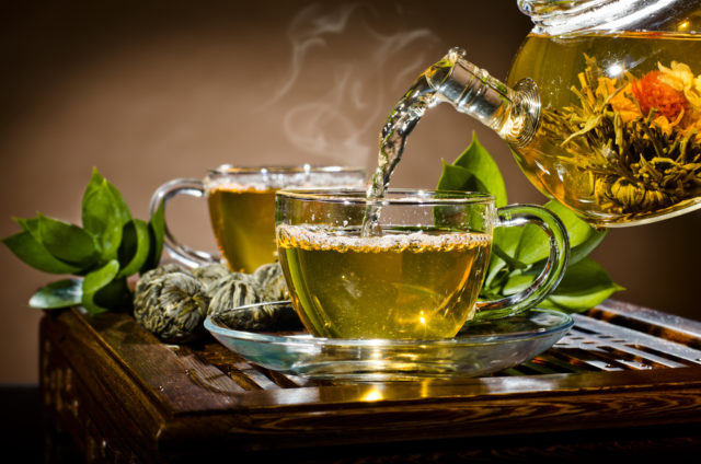 зеленый чай в заварнике и чашках