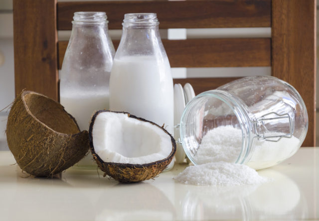 половинки кокоса и сухое молоко