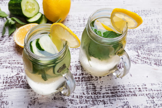 стаканы с лимонно-огуречной водой
