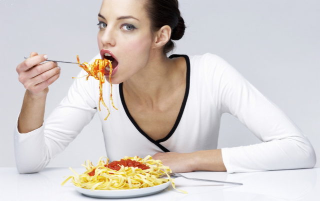 Девушка ест спагетти