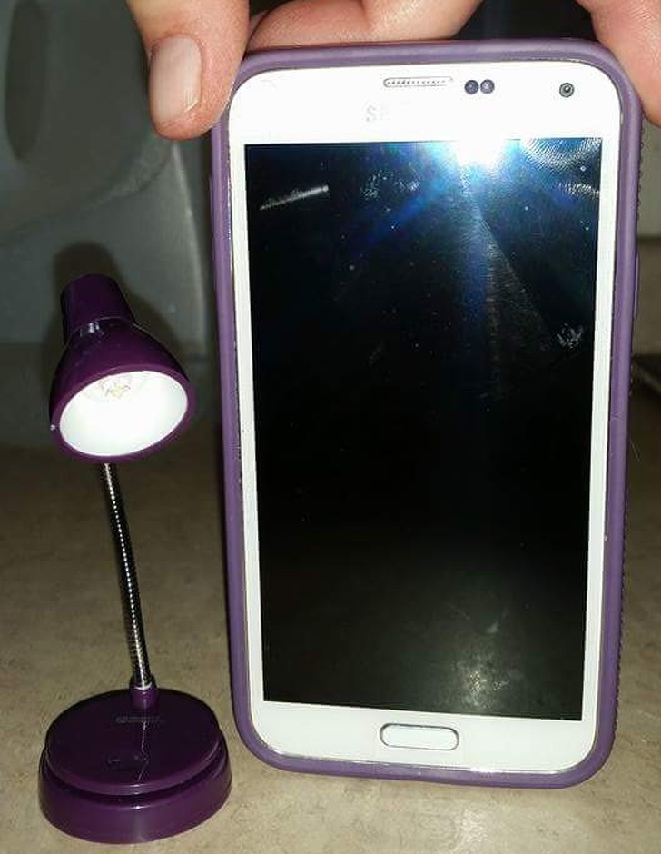 Телефон и мини лампа
