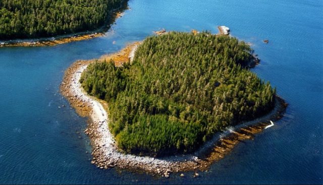 little rocky island в канаде