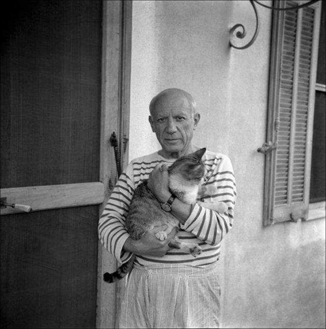 пикассо с котом на руках