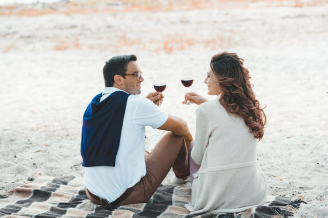 мужчина и женщина пьют вино